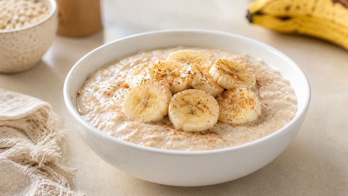 Mingau de aveia cremoso com banana e canela em tigela branca